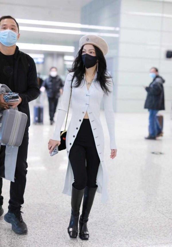 張韶涵瘦成“竹竿人”了，穿針織開衫配修身褲，16寸腰圍太驚豔