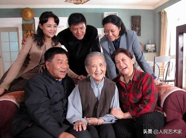 他是曹禺口中的一流演員，因《高山下的花環》成名，多年後在操場上撿回了雷佳音