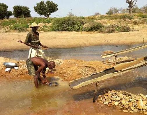 三位中國大哥在南美的採金人生