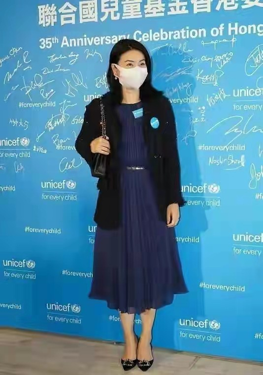 兩冠軍闊太世紀同框！郭晶晶穿一身粉少女感十足，張怡寧氣場更強