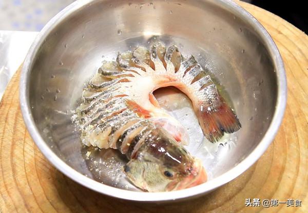 鱸魚別再蒸著吃了,廚師長教你新吃法,一炸一澆汁,外酥裡嫩 鱸魚別再蒸著吃了,廚師長教你新吃法,一炸一澆汁,外酥裡嫩