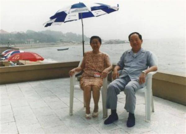 田紀雲妻子李英華:曾大著肚子工作一線,4個子女卻都是普通工人 田紀雲妻子李英華:曾大著肚子工作一線,4個子女卻都是普通工人