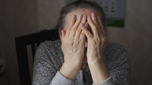 老人有錢晚年就會幸福嗎？70歲阿姨：退休金9千，卻過得苦不堪言