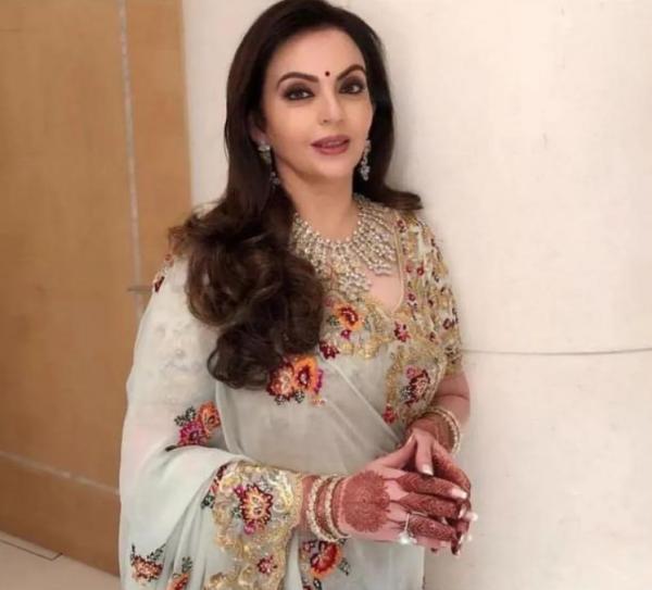 印度首富夫人住27層高樓有600個傭人,穿滿鑽禮服,掛祖母綠鼻環 印度首富夫人住27層高樓有600個傭人,穿滿鑽禮服,掛祖母綠鼻環