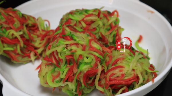 炸蘿蔔丸子,到底用麵粉還是澱粉?告訴你正確做法,個個酥脆可口 炸蘿蔔丸子,到底用麵粉還是澱粉?告訴你正確做法,個個酥脆可口