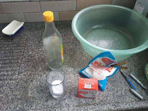 白菜葉片蟲子猖獗，別動不動噴農藥，三個土方法也能滅害蟲