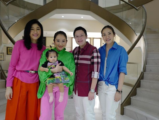 54歲英拉穿粉衣扮嫩,同框比美贏小24歲不丹王后,哥哥始終守護她 54歲英拉穿粉衣扮嫩,同框比美贏小24歲不丹王后,哥哥始終守護她