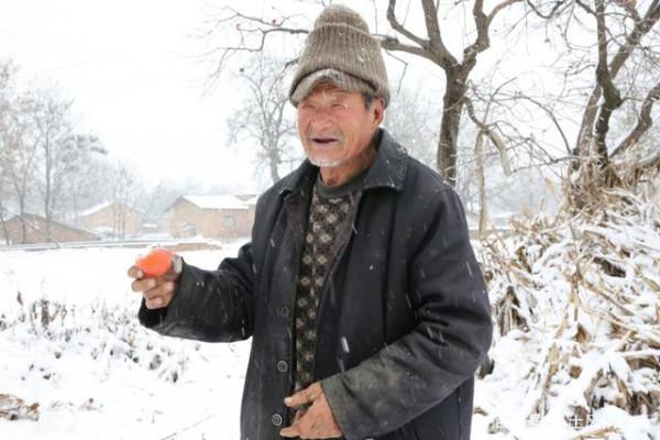 老年人冬天外出戴帽子好處多，防寒保暖還能保護腦血管