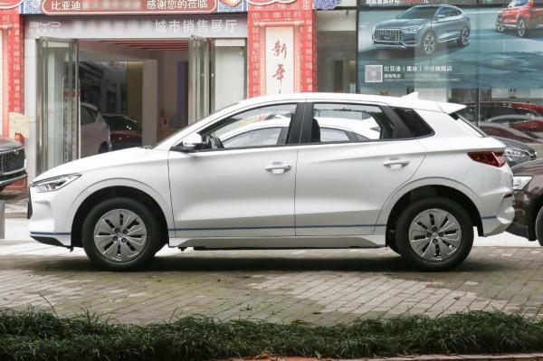 好開也親民的代步小車，一公里才5分錢，配置豐富，實拍比亞迪e2