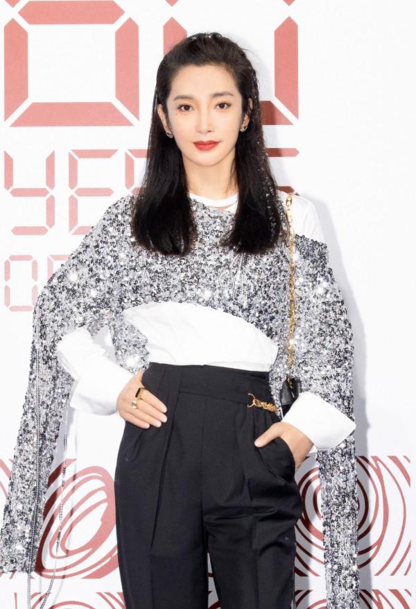 李冰冰挑戰女愛豆的唱跳穿搭，從正面看，上衣只有一個巴掌寬