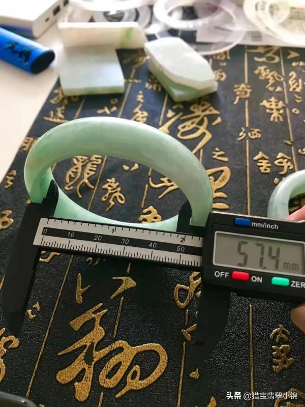 翡翠手鐲的圈口指的是什麼?我合適戴多大圈口的鐲子? 翡翠手鐲的圈口指的是什麼?我合適戴多大圈口的鐲子?