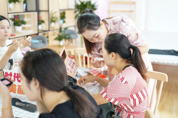 我為群眾辦實事丨“美麗改造”美妝實踐課，讓我們一起看看媽媽們的美麗大變身~