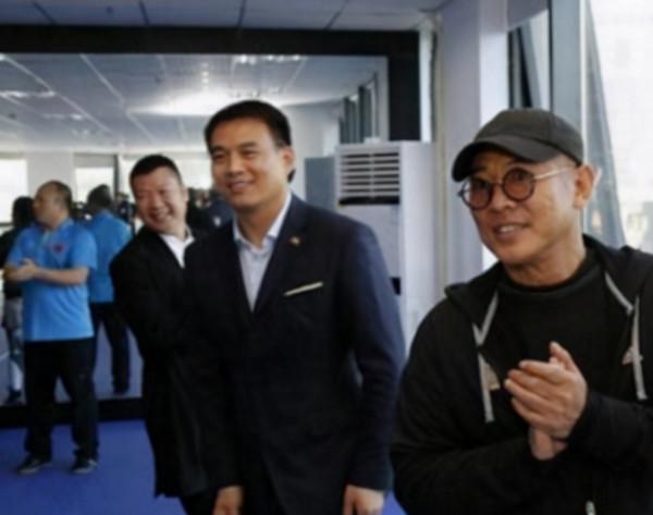 李連杰終於現身了，摘下帽子猶如糟老頭！妻子利智風韻猶存