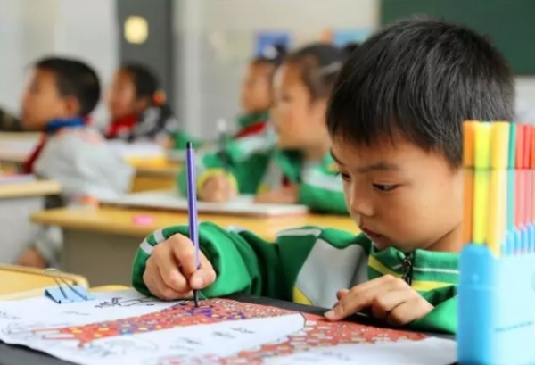 語文老師是親嫂子，媽媽拍下嫂子訓小叔子的過程，引眾網友圍觀