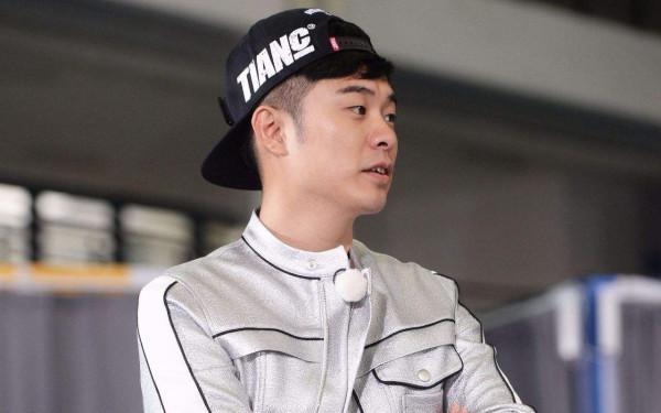 陳赫一家現身五星級酒店,發現被拍後面露不悅,網友:好凶哦 陳赫一家現身五星級酒店,發現被拍後面露不悅,網友:好凶哦