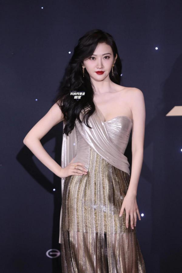 景甜～時尚先生紅毯亮相，金屬感修身長裙好美