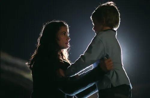 新認識的戀人突然失蹤，四處尋找，卻得知此人已死7年.更驚悚的是