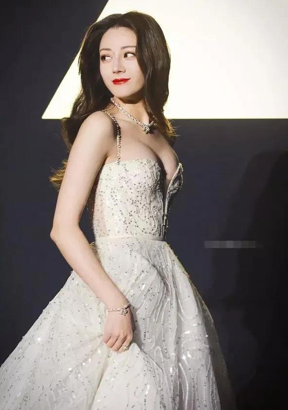 迪麗熱巴美麗大方氣質高雅的女神