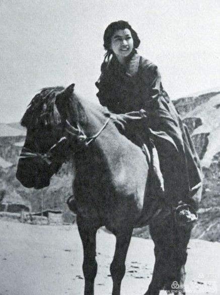 周總理逝世後鄧穎超才知道：周恩來墜馬右臂傷殘與江青有關