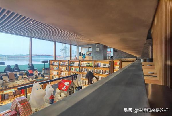 一本從天上掉落的書