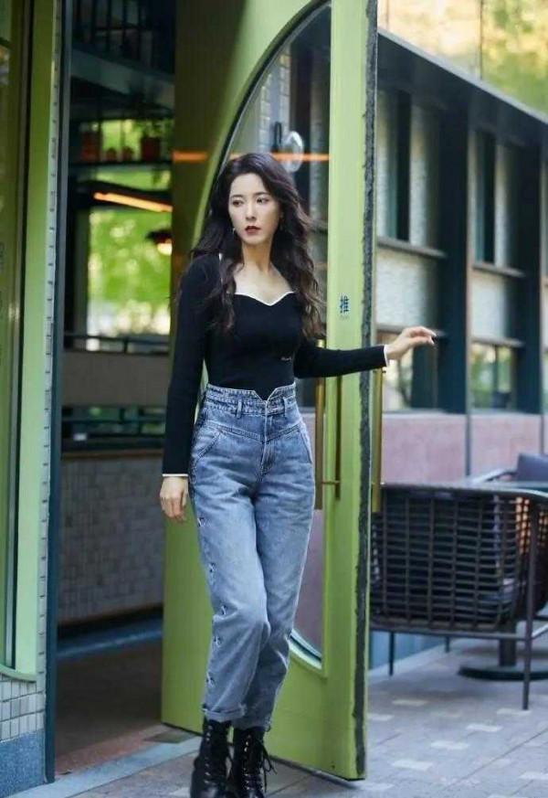 曾黎又驚豔了,穿牛仔褲塞一截到馬丁靴,照穿甩朋友圈的人幾條街 曾黎又驚豔了,穿牛仔褲塞一截到馬丁靴,照穿甩朋友圈的人幾條街