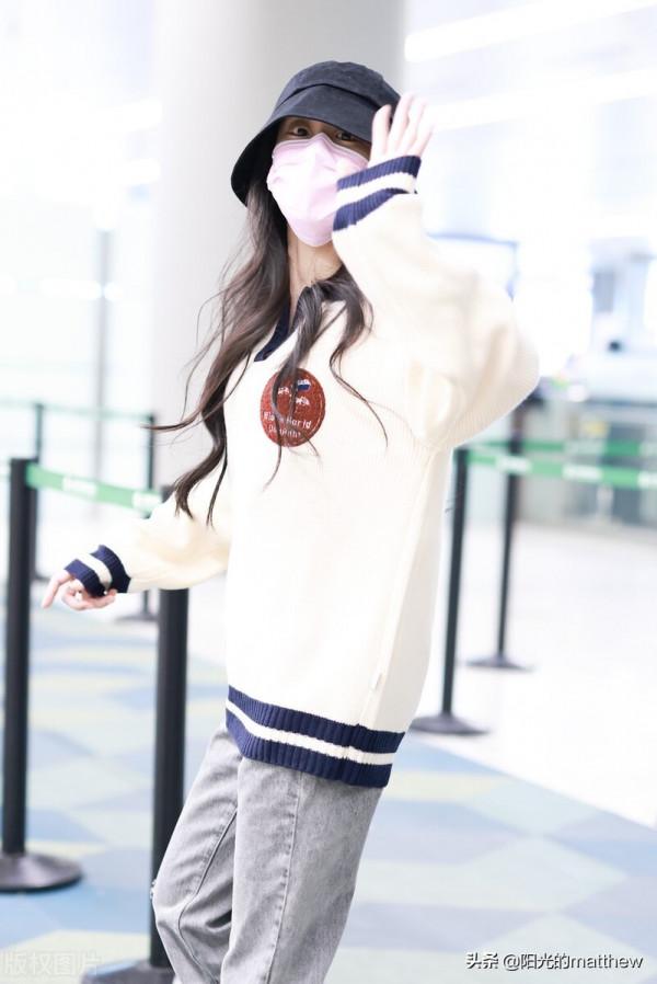 張碧晨裝扮休閒隨性,漁夫帽遮臉擺手闊步行走顯得瀟灑 張碧晨裝扮休閒隨性,漁夫帽遮臉擺手闊步行走顯得瀟灑