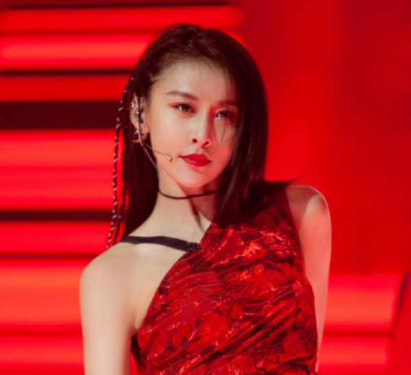 為嫁入豪門，賈青每次都愛得卑微，王思聰卻讓她豪門夢碎事業停擺