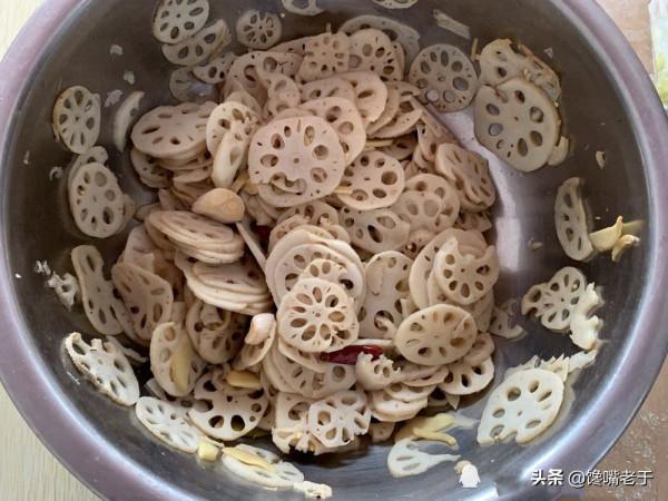 蓮藕一焯水就發黑？教你飯店的做法，蓮藕又白淨又脆爽，特別好吃