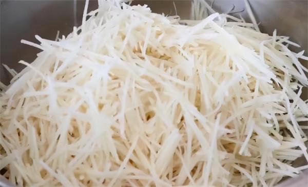 陝西特色小吃洋芋擦擦，教你正宗做法，簡單味美，看著就流口水