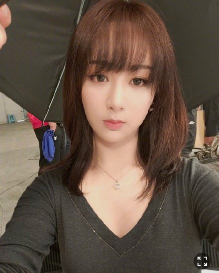 楊紫分享庫存自拍 齊劉海披肩長髮清純甜美