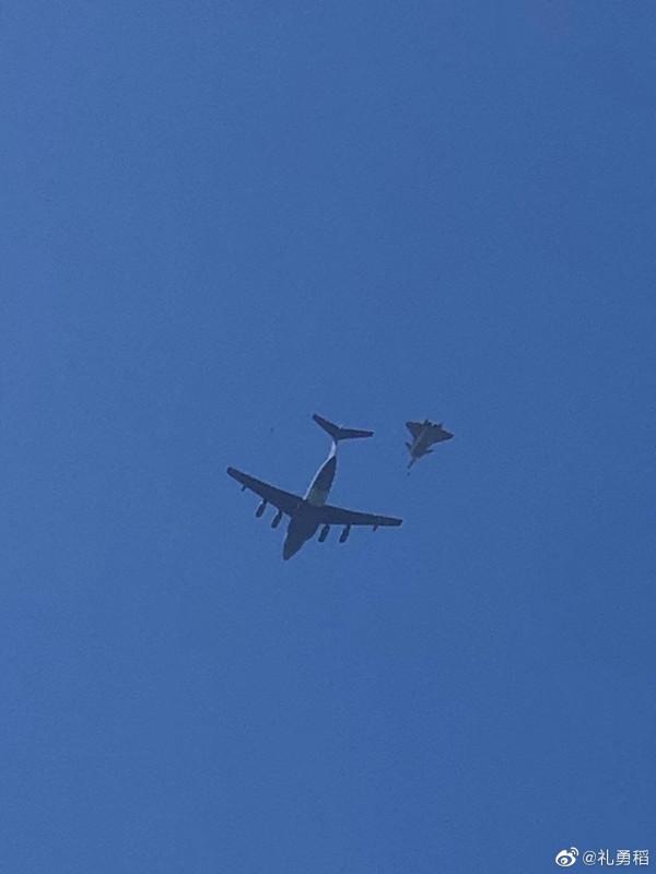 殲20與轟6先後空中加油,中國空軍油20再現!距實際列裝更進一步 殲20與轟6先後空中加油,中國空軍油20再現!距實際列裝更進一步