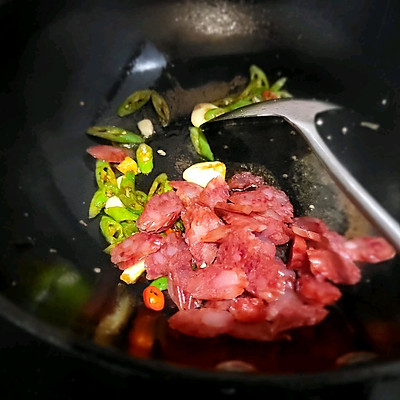 餐廳必點的青椒香腸原來這麼簡單，在家也能做