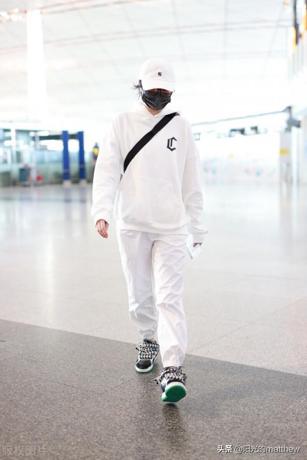 姚安娜全白look簡約舒適頭戴棒球帽口罩遮面低調出行