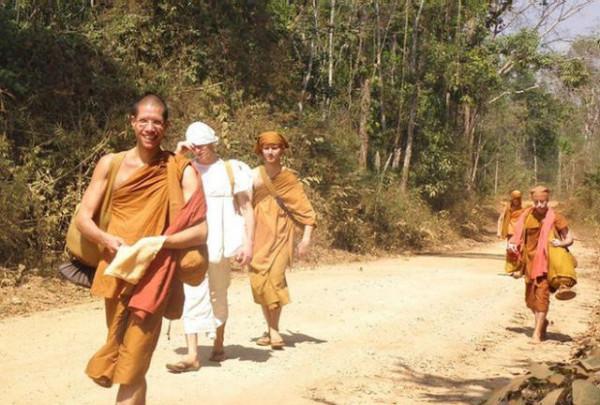 81億美元留不住兒子出家修行之心，父親含淚：買下寺院