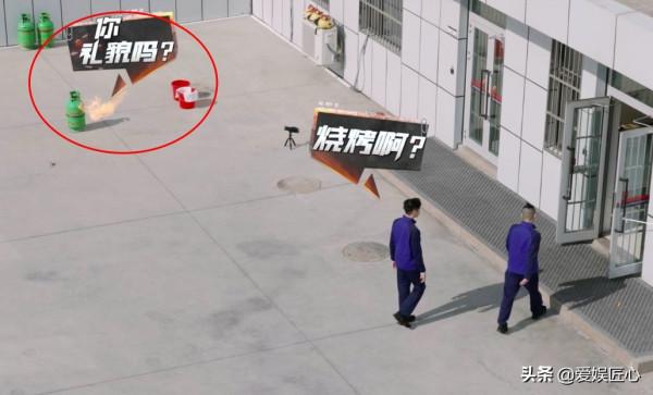 毫無常識!張淇用水撲滅燃氣罐,險些釀成大禍,幸虧張晉及時制止 毫無常識!張淇用水撲滅燃氣罐,險些釀成大禍,幸虧張晉及時制止