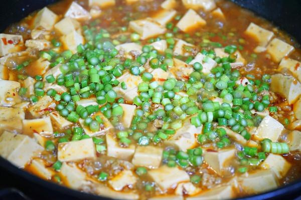 燉豆腐的時候放一點肉沫和蒜薹會更香，開胃還下飯，快來試試