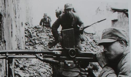 日少將佔荒村合影留念，被三個神槍手盯上，合影後腦袋被打成漏勺