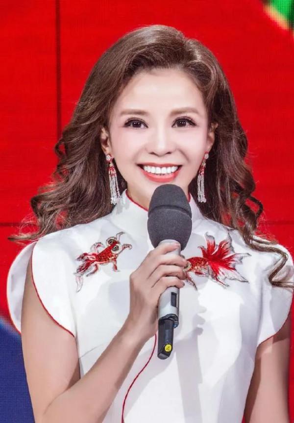 央視“女神主播”朱迅到底有多美？（多圖）
