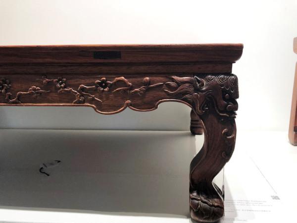 螭龍配獸面，黃花梨齊牙條虎爪足炕桌