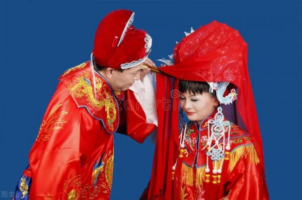 弟弟下葬，哥哥拉住母親，揮起鋤頭挖填茅坑