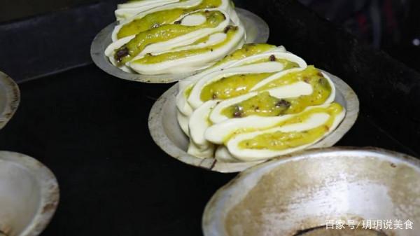 甘肅夫妻賣特色小吃，3.5元一個有8兩重，日賣700個男女老少超愛