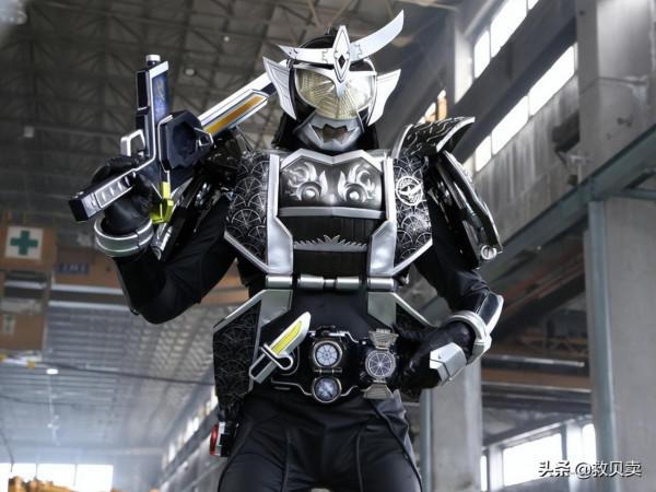 假面騎士演員偷460元化妝品被抓捕，遭事務所解約，鎧武組有毒