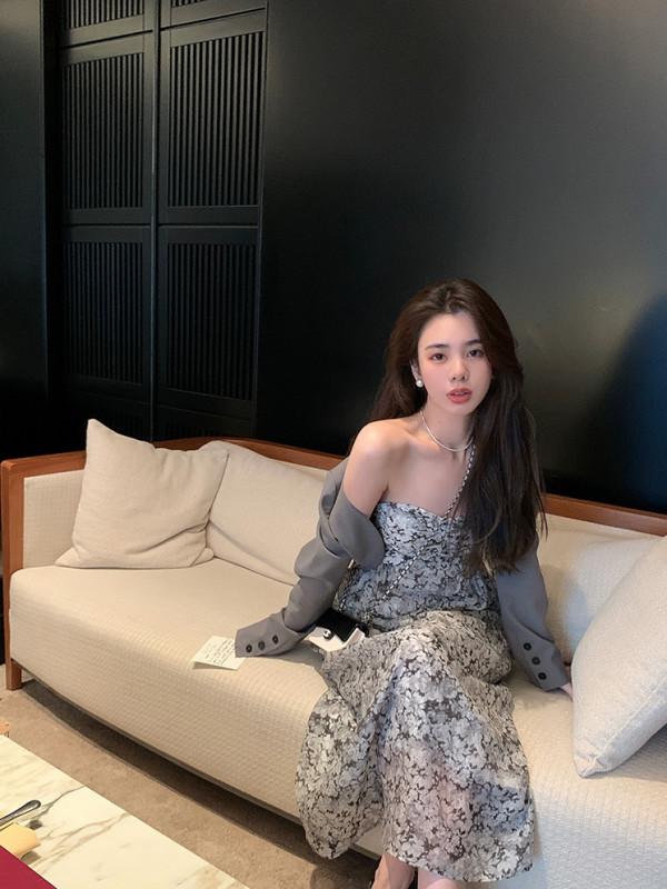 短款西裝外套+碎花連衣裙的搭配