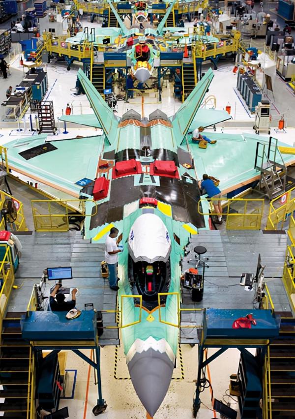 F22金燦燦，F35綠油油，美軍兩種五代機底漆為何不一樣？
