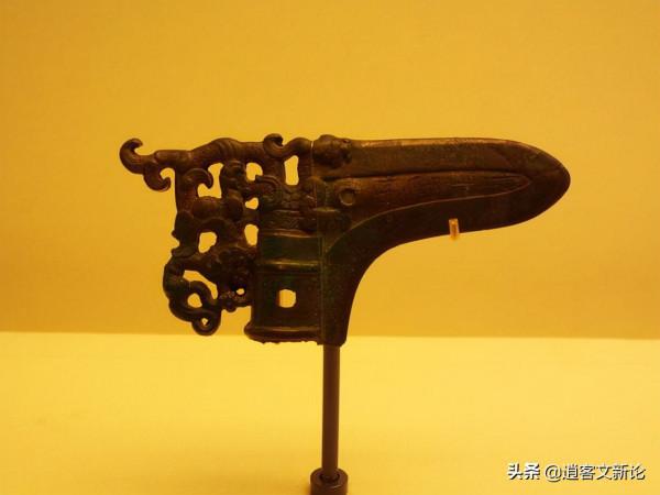 湖北空軍炸山修房,意外炸出褐色土層,專家:下面埋有大工程 湖北空軍炸山修房,意外炸出褐色土層,專家:下面埋有大工程