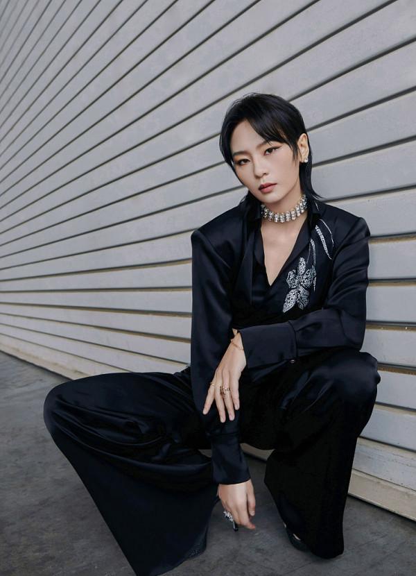 周筆暢亮相綜藝《你好星期六》換三套造型演繹新歌《歡迎光臨》