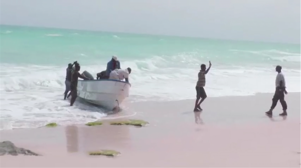 索馬利亞海盜最丟臉的搶劫：挾持貨船2年沒人來贖，還要養22名人質