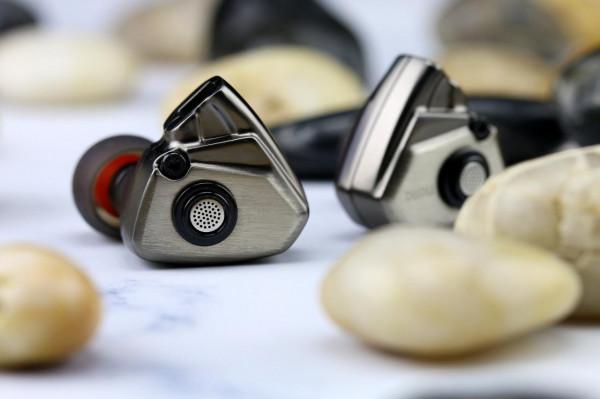 「耳邊評測」三百元價位的素質巔峰&mdash;&mdash;達音科TITAN S