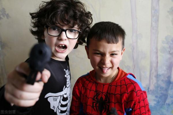 “咚咚咚”鄰居來敲門