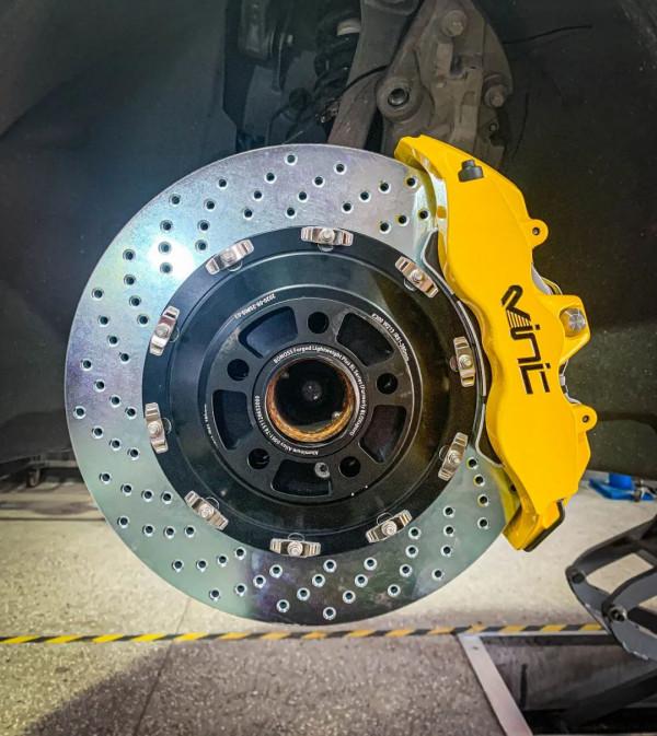 賓士E級改裝!剎車大滿貫前六後雙卡鉗套件升級 賓士E級改裝!剎車大滿貫前六後雙卡鉗套件升級